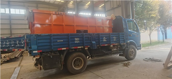 甘肅客戶訂購側(cè)卸式礦車發(fā)貨